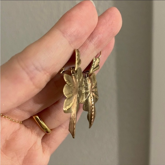 [sold] 10k solid gold diamond cut tricolor leaves dangle statement earrings 2” - Picture 2 of 7